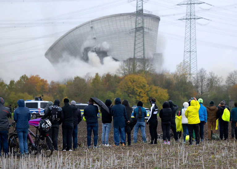 Der zweite Kühlturm des stillgelegten Kernkraftwerkes Gundremmingen stürzt nach der Sprengung zusammen — © Sven Hoppe/dpa