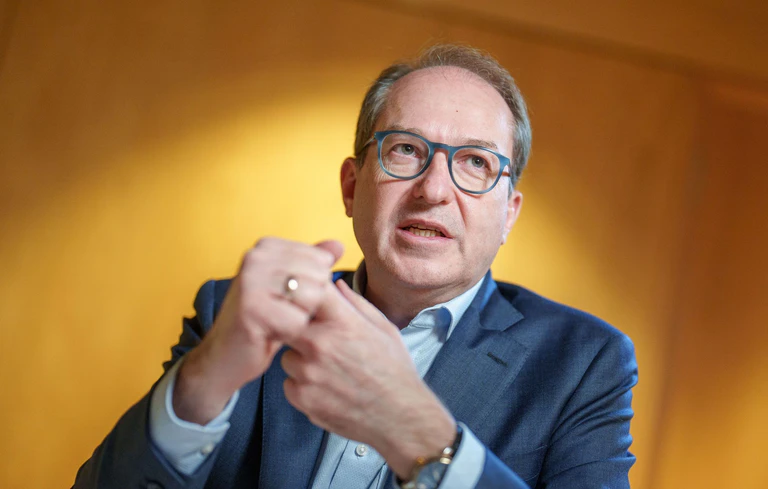 Dobrindt sieht für Fairness-Vereinbarung SPD am Zug.  — © Michael Kappeler/dpa