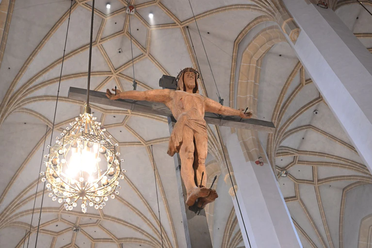 Ein Kreuz im Münchner Liebfrauendom. (Archivbild) — © Felix Hörhager/dpa