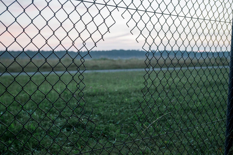 Gegen zwei Aktivisten, die sich im August vergangenen Jahres auf dem Rollfeld des Nürnberger Flughafens festgeklebt hatten, ist jetzt Anklage erhoben worden. (Archivbild) — © Daniel Vogl/dpa