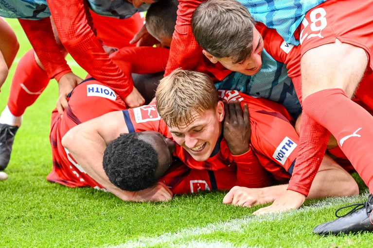 Heidenheimer Erleichterung: Vor dem Spiel gegen den FCA war der Ostalb-Club punktlos gewesen. — © Harry Langer/dpa