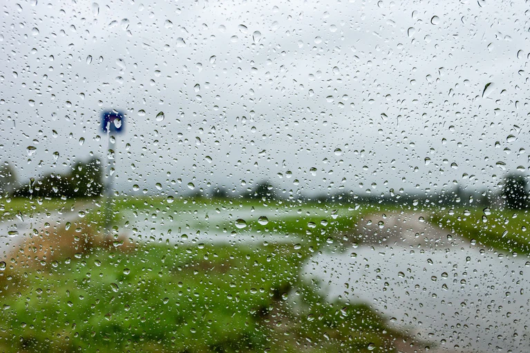 Regen und Schneeschmelze können in Franken zu Hochwasser führen. (Symbolbild) — © Armin Weigel/dpa