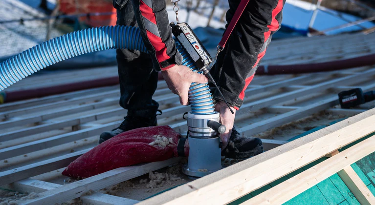 Handwerker bei der Arbeit an einem Dach: Die Stimmung auf dem Bau ist zweigeteilt. (Archivbild) — © Silas Stein/dpa