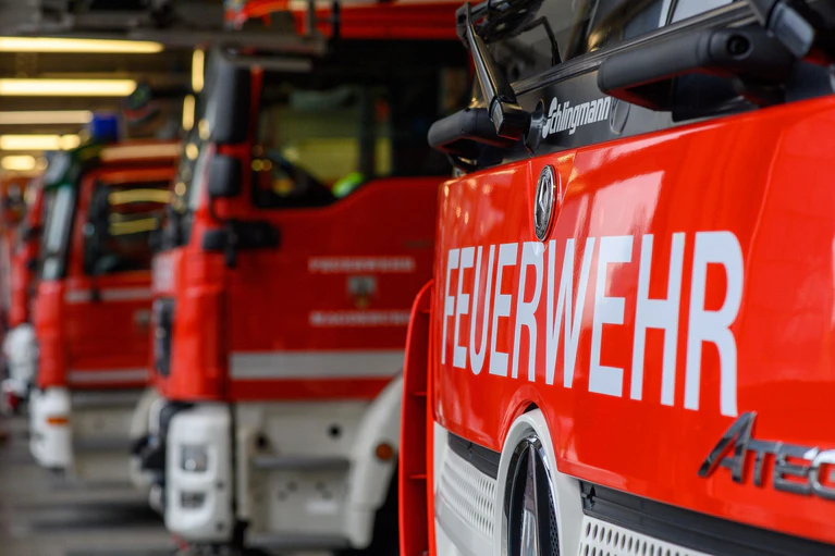 Die Berufsfeuerwehr und 17 freiwillige Feuerwehren waren im Einsatz gegen die Wassermassen. (Symbolbild) — © Klaus-Dietmar Gabbert/dpa