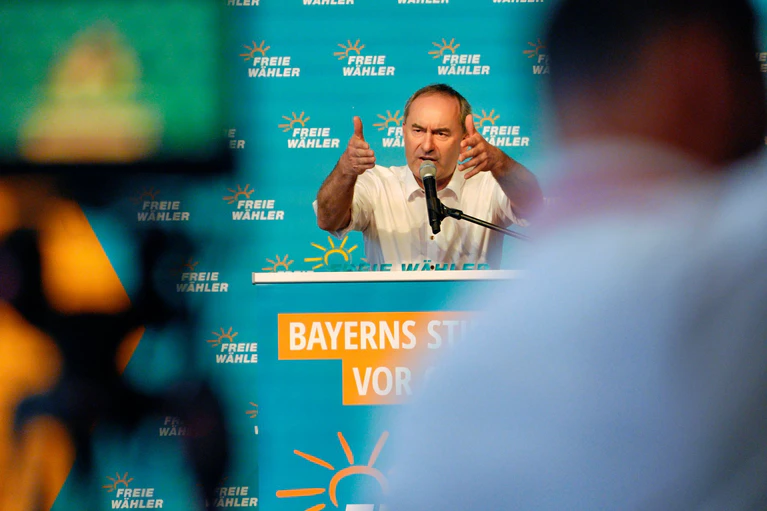 Klare Worte, aber kein euphorischer Applaus: Freie-Wähler-Chef Aiwanger kann derzeit dennoch mit der Lage seiner Partei in Bayern zufrieden sein.  — © Uwe Lein/dpa
