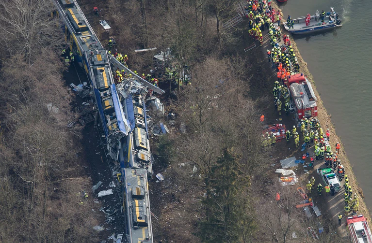 Ein Zug hatte sich in den anderen gebohrt. (Archivbild)   — © picture alliance / Peter Kneffel/dpa