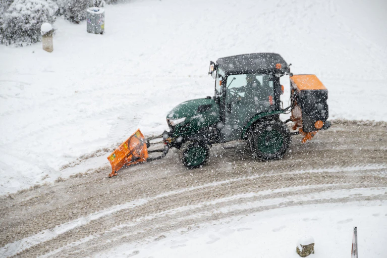 In Würzburg war der Winterdienst am Donnerstag sehr gefordert. — © Pia Bayer/dpa