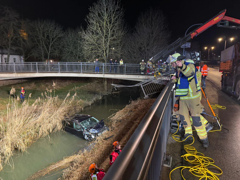 Glück im Unglück für den Fahrer des Autos.  — © Goppelt/vifogra/dpa
