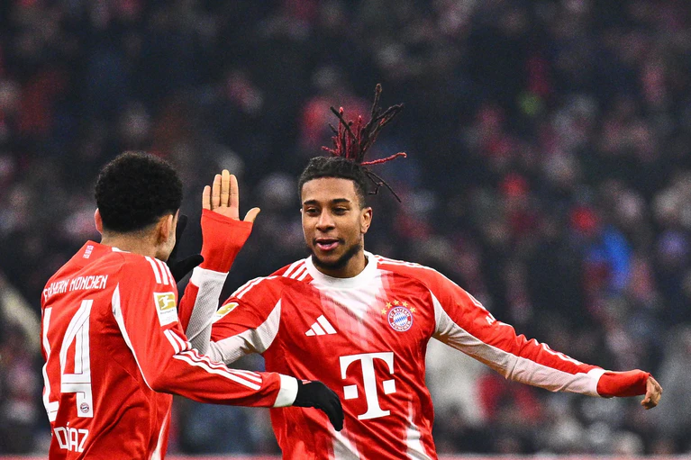 Machen dem FC Bayern viel Freude: Luis Díaz (l) und Michael Olise. — © Tom Weller/dpa