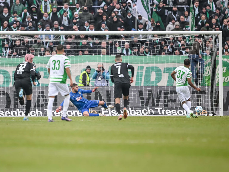 Der Video-Schiedsrichter greift ein - und Julian Green (r) trifft. — © Harry Langer/dpa