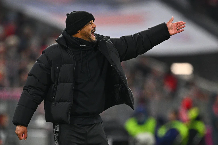 Engagiert am Spielfeldrand bei seinem 50. Bundesligaspiel als Bayern-Coach: Vincent Kompany.  — © Tom Weller/dpa