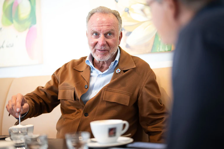 Karl-Heinz Rummenigge beim Interview vor seinem runden Geburtstag. — © Lukas Barth/dpa