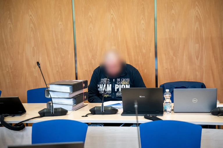 Der Angeklagte hat eingeräumt, die Frau mit einem Kabel erdrosselt zu haben. (Archivbild)  — © Daniel Vogl/dpa
