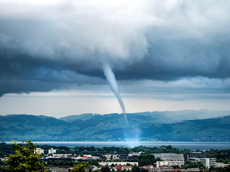 Über dem Bodensee werden immer wieder einmal Tornados registriert wie hier 2021 bei Friedrichshafen. In diesem Jahr fegte einer auch über den bayerischen Teil des Sees. (Archivbild) — © Dr. Christoph Sommergruber/dpa