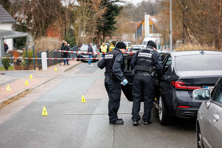 Der Angeklagte soll den Verdächtigen in einem Wohngebiet in Heilsbronn mit einem Messer in Hals und Oberkörper gestochen haben. — © Daniel Karmann/dpa