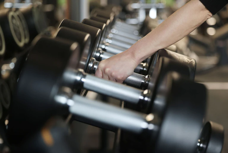 Weil sie in einem Frauenfitnessstudio nicht trainieren durfte, klagt eine Transfrau auf Schadensersatz. — © Oliver Berg/dpa