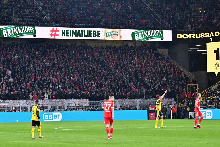 Die Gästefans des FC Bayern waren beim Topspiel in Dortmund merklich still. — © David Inderlied/dpa