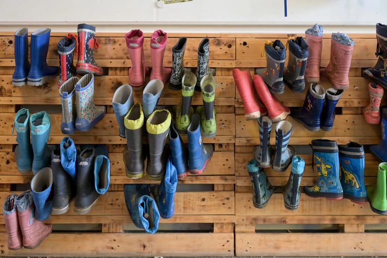 Mit dem Kinderstartgeld sollen Eltern kleiner Kinder von 2026 an eine Einmalzahlung von 3.000 Euro erhalten. (Archivbild) — © Heiko Rebsch/dpa