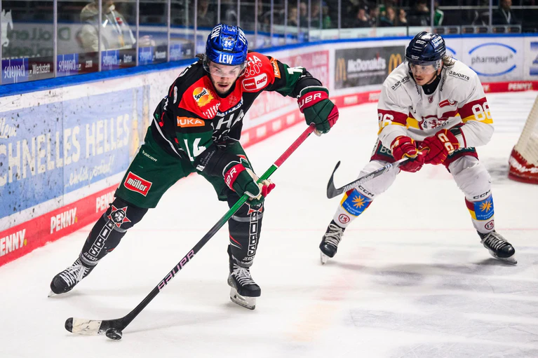 D.J. Busdeker (l) läuft auch in der kommenden Saison für Augsburg auf. (Archivbild) — © Tom Weller/dpa