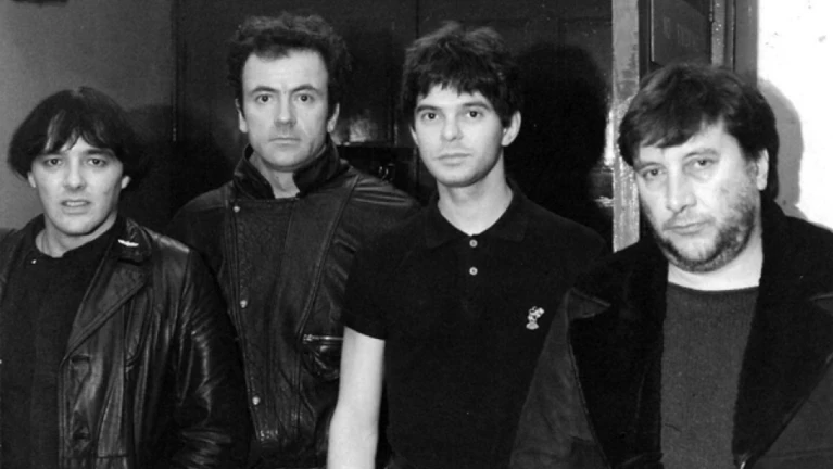 Beitragsbild Songtext Stranglers Always The Sun — © Bild: Von Stranglers France Service - Stranglers France Service, CC BY-SA 3.0, https://commons.wikimedia.org/w/index.php?curid=25397149