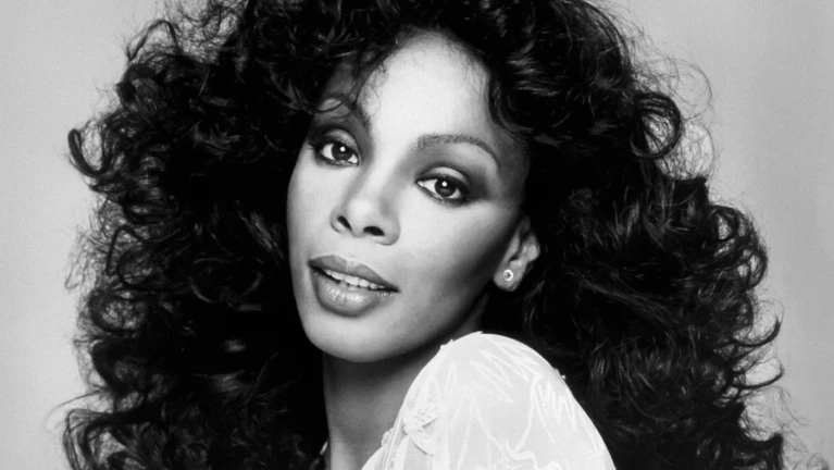 Beitragsbild Donna Summer Bad Girls Songtext — © Bild: By Photograph by Francesco Scavullo. Distributed by Casablanca Records. - *Original source: Originally published as a publicity photo, as can be seen here, with no copyright notice.Immediate source: High-res scan via Cosmopolitan. Retouched by uploader; see upload history below for unretouched original., Public Domain, https://commons.wikimedia.org/w/index.php?curid=99365971