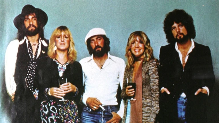 Beitragbild Songtext Fleetwood Mac — © Bild: By Warner Bros. Records - Billboard, 25 June 1977, p. 86, Public Domain, https://commons.wikimedia.org/w/index.php?curid=69584540