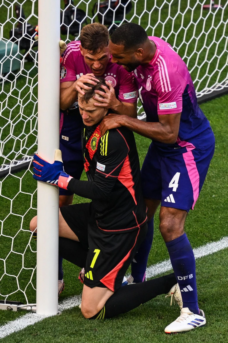 Nun vereint in München: Jonathan Tah (r), Joshua Kimmich (l) und Torwart Manuel Neuer, hier im Nationaltrikot bei der Heim-EM 2024.  — © Bernd Weißbrod/dpa