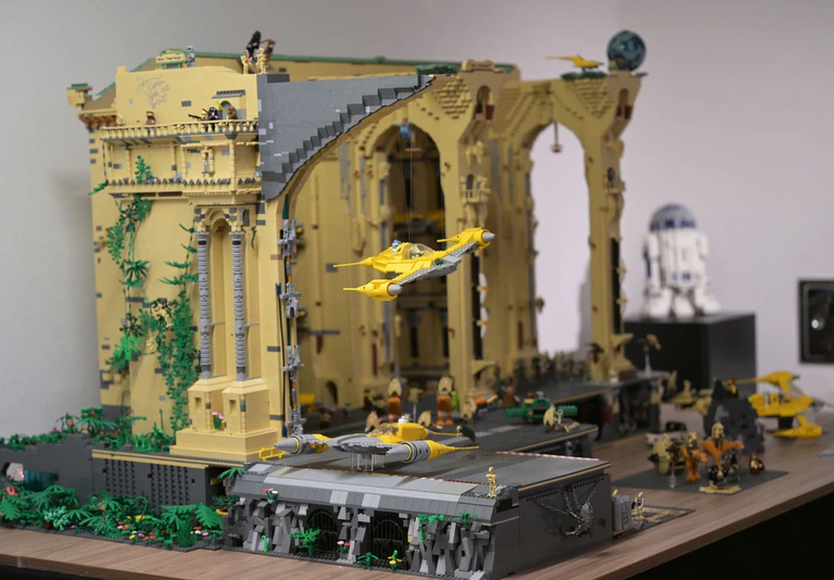Dieses «Star-Wars»-Set steht schon aufgebaut im Showroom - fünf Jahre Bauzeit. — © Florian Diettrich/dpa