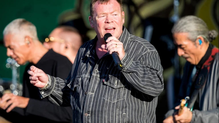 Beitragsbild UB 40 Red red wine Songtext — © Bild: Von Sven Mandel - Eigenes Werk, CC BY-SA 4.0, https://commons.wikimedia.org/w/index.php?curid=70618104