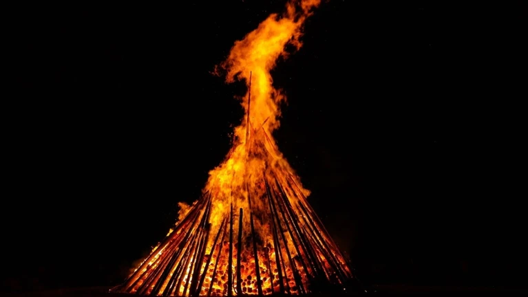 Beitragsbild: Sonnwendfeuer in Bayern - alle Termine — © Bild: Pixabay