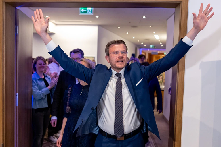 CSU-Politiker Marcus König konnte sich bei der Stichwahl in Nürnberg durchsetzen - vielen anderen Amtsinhabern gelang das nicht.  — © Daniel Karmann/dpa