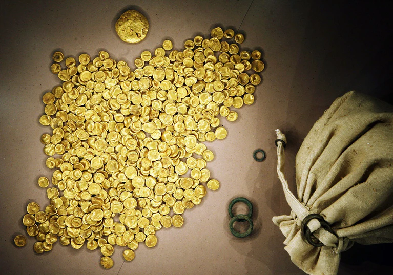 Der Goldschatz war im November 2022 aus dem Kelten Römer Museum im oberbayerischen Manching gestohlen worden. (Archivbild) — © Frank Mächler/dpa