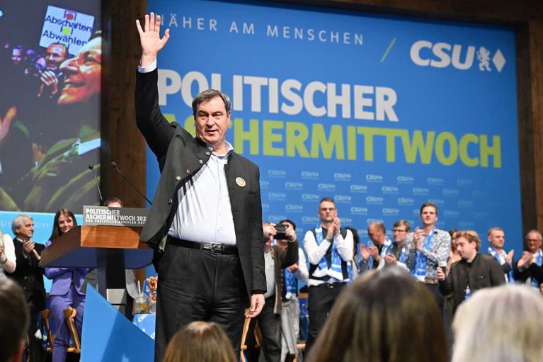 Trotz Eile bei den Sondierungsgesprächen hält die CSU am Auftritt von Parteichef Markus Söder fest. (Archivbild) — © Peter Kneffel/dpa