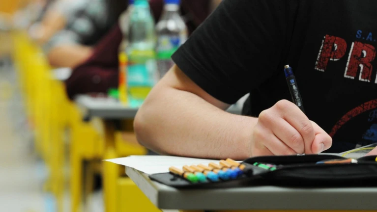 Abschlussprüfungen, Realschule, Mittelschule, Abitur Prüfung Mathe Schule Schüler — © Bild: Armin Weigel/Archiv