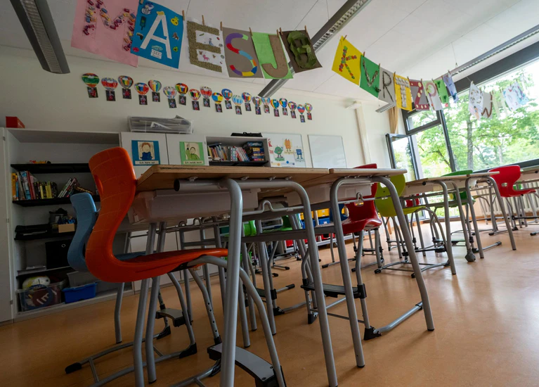 Das Schulsystem in Bayern braucht nach Expertenansicht eine grundlegende Reform. (Symbolbild) — © Peter Kneffel/dpa