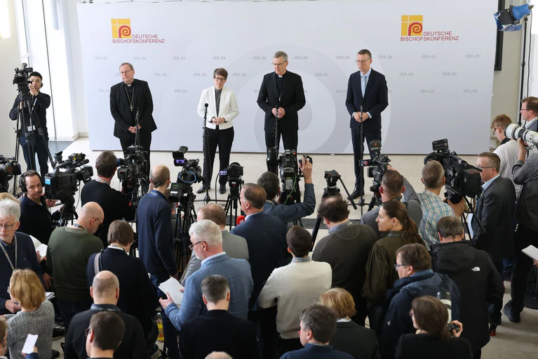 Auf einer Pressekonferenz wurde Heiner Wilmer als neuer Chef der deutschen Bischöfe vorgestellt.  — © Daniel Löb/dpa