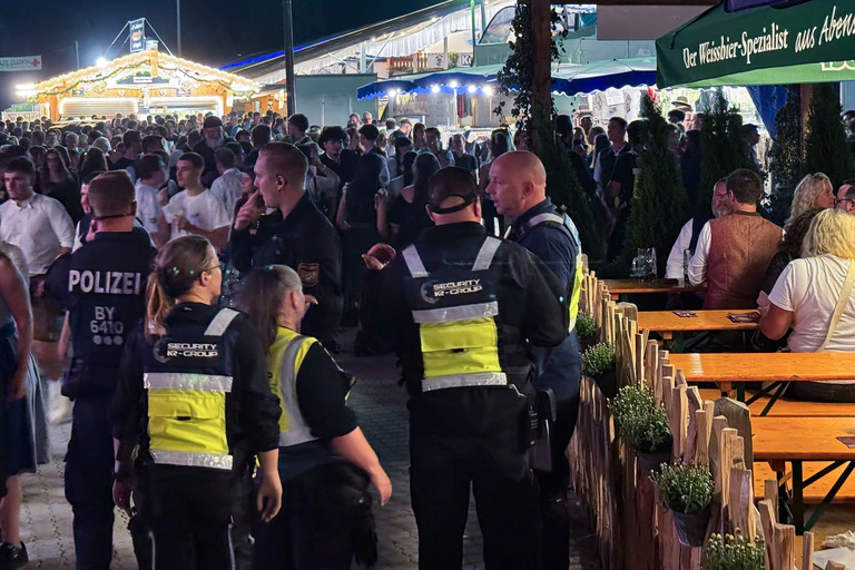 Mit Lautsprecherdurchsagen wurden Besucher des Gillamoos-Jahrmarkts vom Platz gewiesen.  — © Sebastian Pieknik/NEWS5/dpa