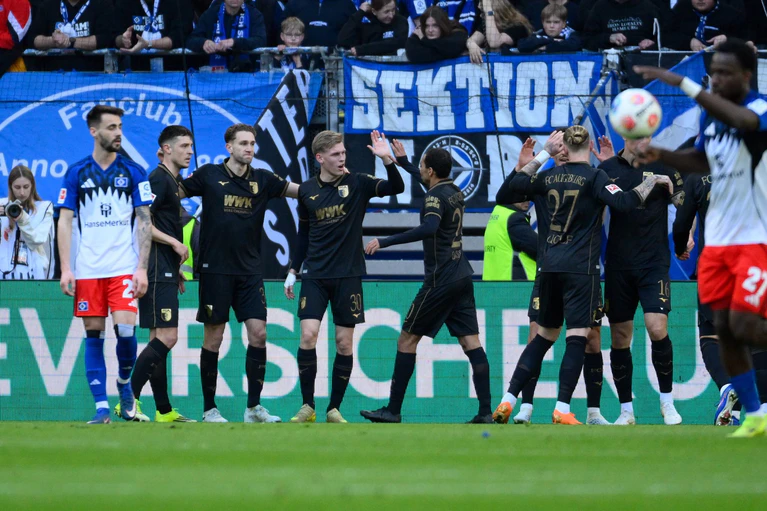 Augsburgs Spieler durften über die Führung jubeln.  — © Gregor Fischer/dpa