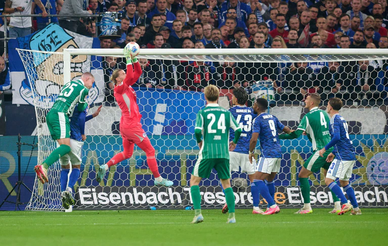 Keine Gefahr für Schalke-Keeper Karius. — © Bernd Thissen/dpa