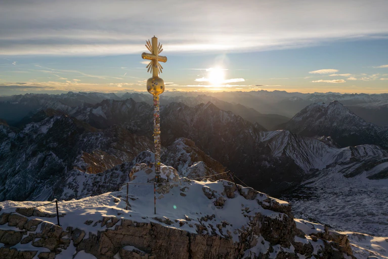 Das Zugspitz-Gipfelkreuz wird derzeit neu vergoldet und zum Saisonstart fertig sein. (Archivbild)  — © Peter Kneffel/dpa