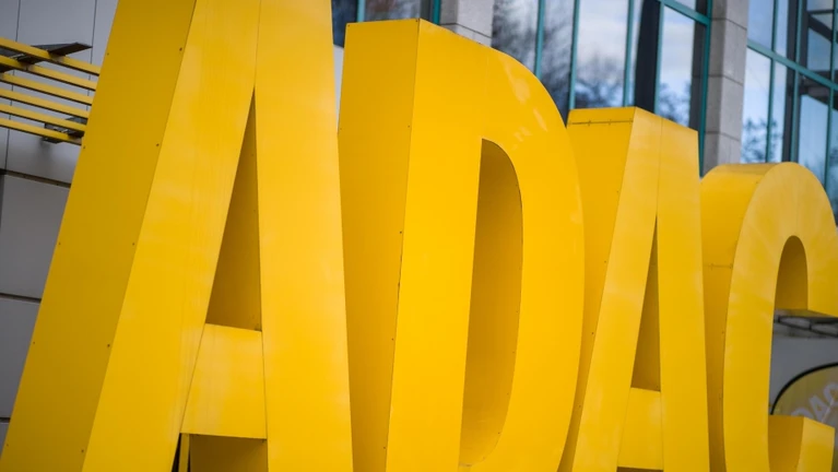 ADAC Tankstelle Rastplatz Auto — © Foto: Daniel Karmann / dpa
