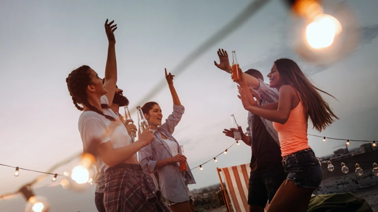 Sommernacht Sommer Abend Feier Freunde gute Laune — © nd3000 / iStock