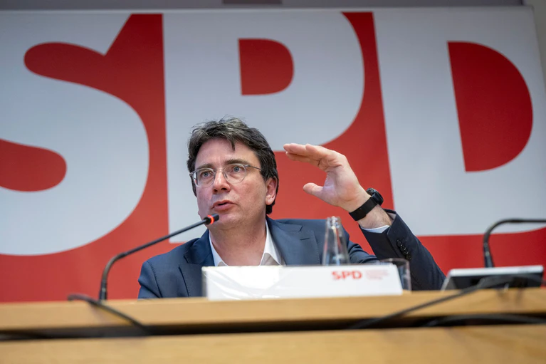 Nachdem die bisherige Kritik am dritten Modernisierungsgesetz keine Früchte getragen hat, will der SPD-Politiker Florian von Brunn nun mit Hilfe eines Rechtsgutachtens den Bund und die EU-Kommission in das Verfahren einbinden. (Archivbild) — © Peter Kneffel/dpa