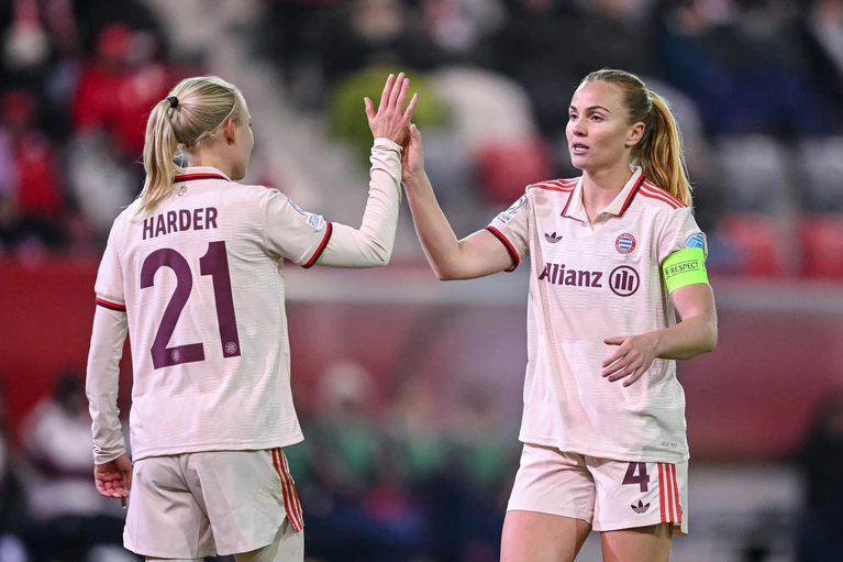 Pernille Harder (l) und Glodis Perla Viggosdottir feiern den Sieg gegen die Norwegerinnen. — © Harry Langer/dpa