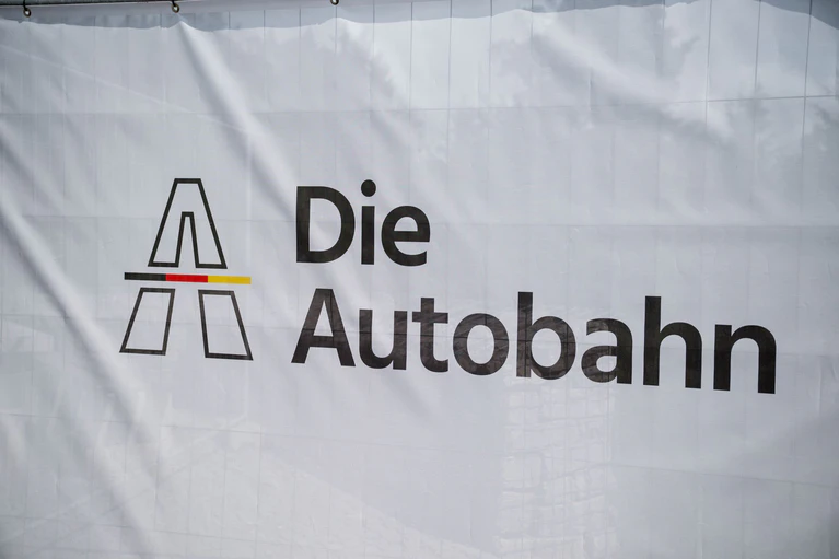 Autofahrer brauchen auf der A7 Geduld. (Symbolbild) — © Daniel Vogl/dpa