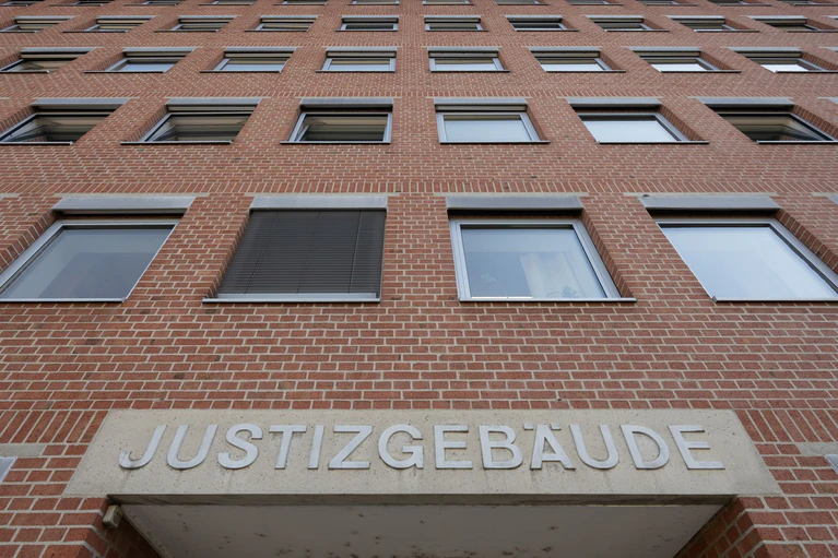 Vor dem Landgericht Landshut wird einer 44 Jahre alten Frau der Prozess gemacht. Sie soll ihren Lebenspartner aus Habgier ermordet haben. (Archivbild) — © Armin Weigel/dpa