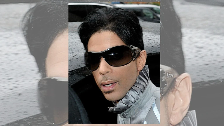 Beitragsbild: Diese Musikstars änderten ihre Namen - Prince — © Bild: Von Nicolas Genin from Paris, France - Prince, People au Défilé Channel, Printemps-Eté 2010, CC BY-SA 2.0, https://commons.wikimedia.org/w/index.php?curid=14629303