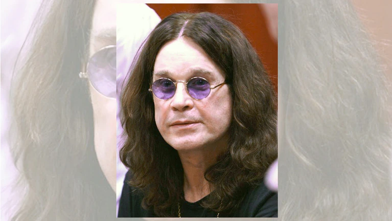 Beitragsbild: Die 10 krassesten Musikskandale der 80er Ozzy Osborne — © Bild: Von F darkbladeus - Eigenes Werk An I Am Ozzy book signing fan photograph Changing Hands, Tempe, Gemeinfrei, https://commons.wikimedia.org/w/index.php?curid=10850231