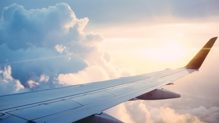 Flugzeug Sommer Urlaub fliegen — © Photo by Ross Parmly on Unsplash