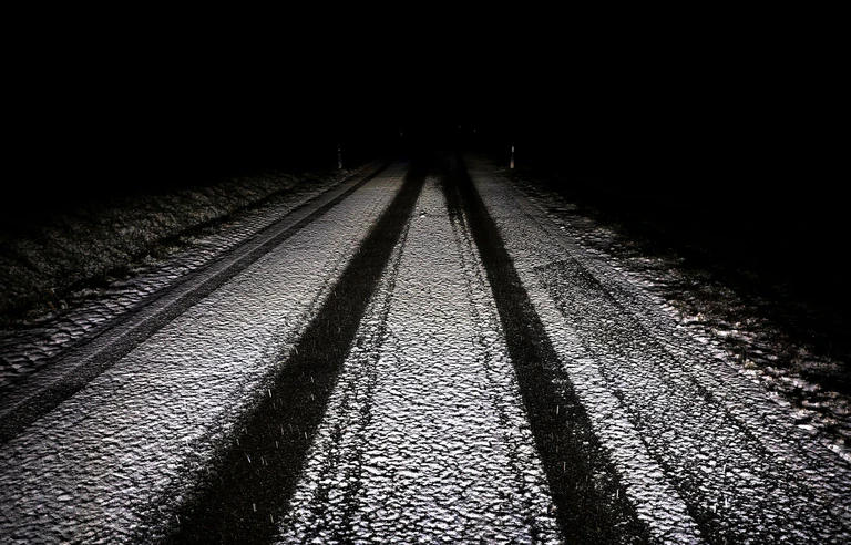 In vielen Landesteilen könnte es auf den Straßen wegen Schnee und Schneematsch rutschig werden. (Archivbild) — © Karl-Josef Hildenbrand/dpa